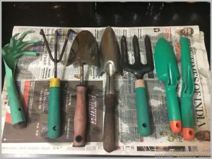 HOW TO CLEAN GARDEN TOOLS